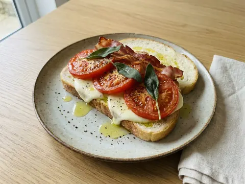 Tomaten-Mozzarella-Brot – Rezept